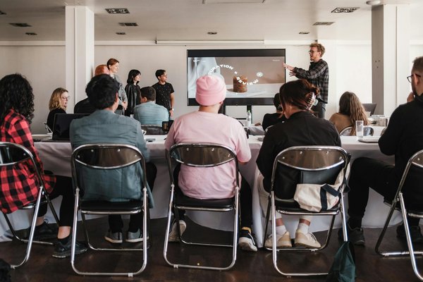 Guide complet pour lancer une entreprise de transport : astuces et aides financières